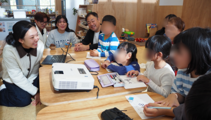 日本の子どもたちに自国の言葉や文化を紹介